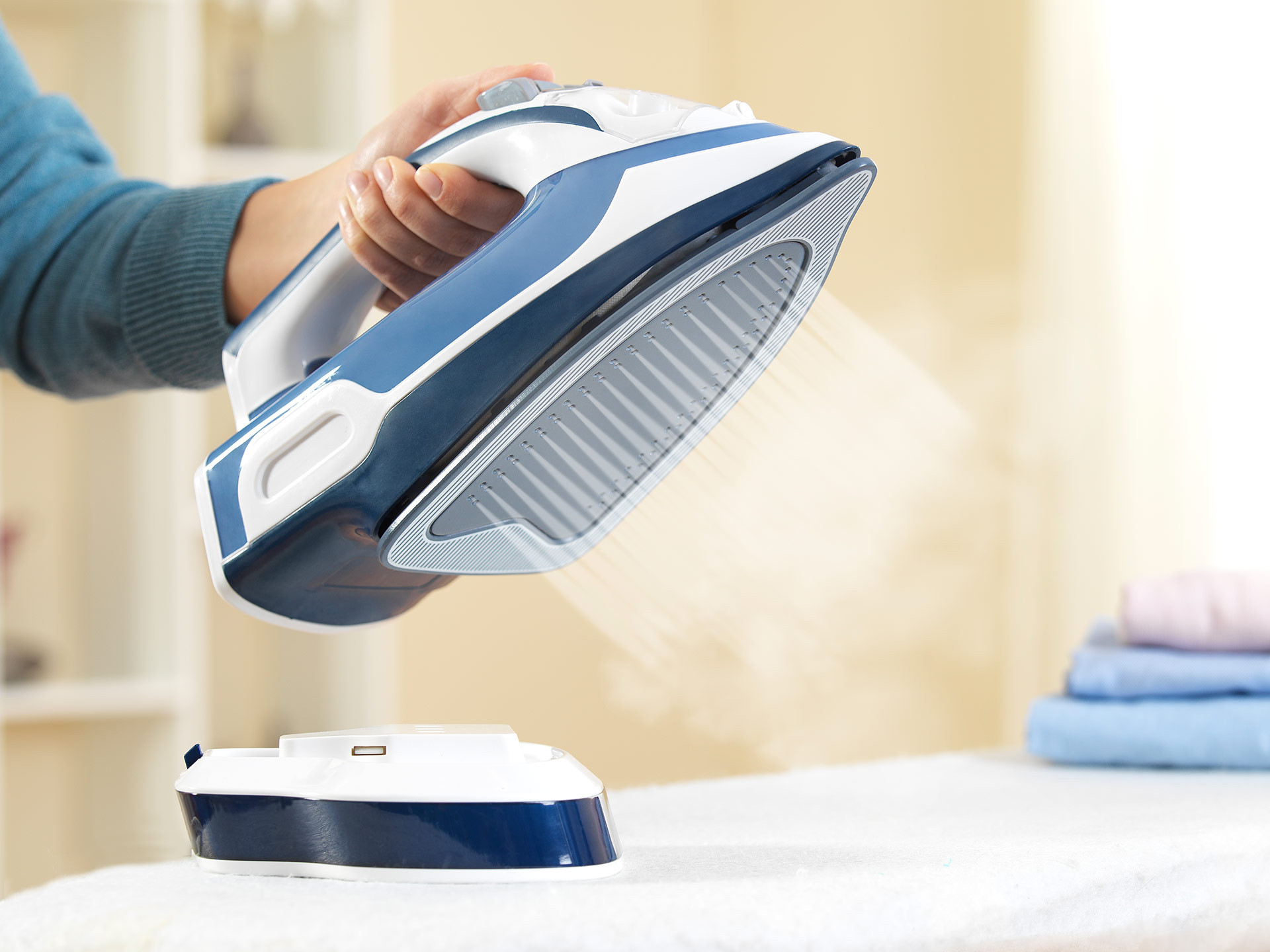 Лучший утюг для дома. Утюг Rovus Ultra Smart. Rovus Ultra Smart Cordless Iron. Утюг беспроводной Ultra Smart Rovus. Утюг Rovus Cordless Steam Iron Gold VPF-6156-2200.